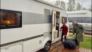 EV KONFORUNDA KARAVAN İLE SAĞANAK YAĞMUR ALTINDA KAMP