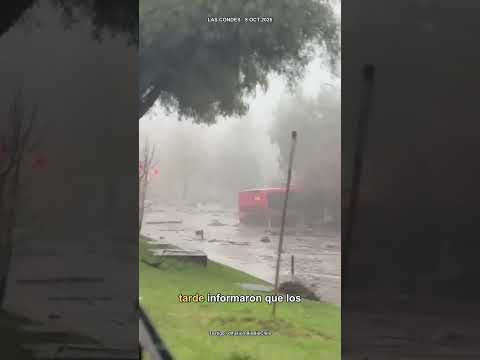 Un aluvión movió este bus | Las Condes, Chile #Shorts