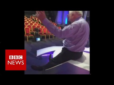 David Dimbleby slides down new Question Time set - BBC News