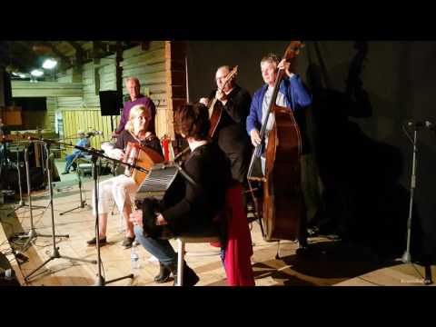 Christina & Tone i Ransäter Bälgspel vid landsvägskanten 2017