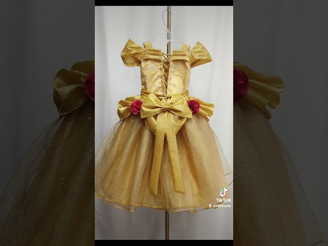 Vídeo relacionado con BSBUY Disfraz Princesa Bella Niña, Vestido Bella y Bestia Niña Clásico Con Gran Arco y Accesorios para Fiesta Cosplay Cumpleaños Navidad, 120cm