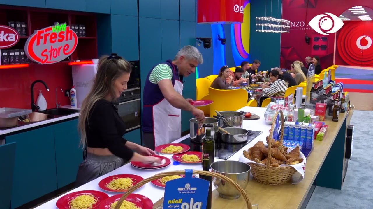 Hajde hamë të gjithë bashkë/ Olta thërret banorët të hanë drekë