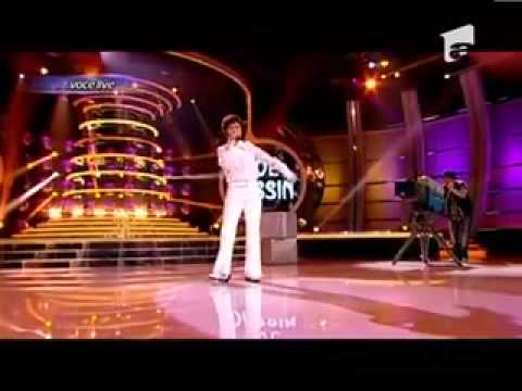 Jo ( Ioana Anuța ) se transforma in Joe Dassin - "Taka Takata" - Te cunosc de undeva