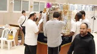 עכשיו בשידור חי הקפות שניות!! עם הרב יוסף חיים גבאי שליט"א (הרב יוסף חיים גבאי) - התמונה מוצגת ישירות מתוך אתר האינטרנט יוטיוב. זכויות היוצרים בתמונה שייכות ליוצרה. קישור קרדיט למקור התוכן נמצא בתוך דף הסרטון