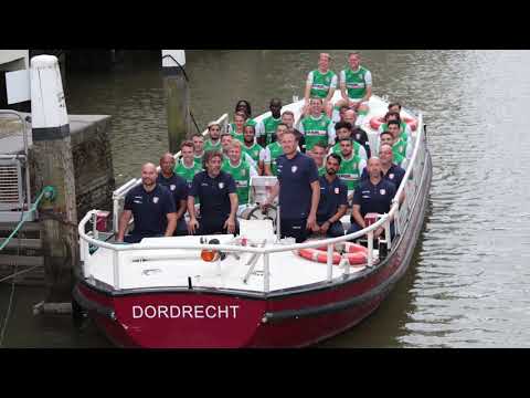 Spelers en technische staf FC Dordrecht op de foto in de binnenstad