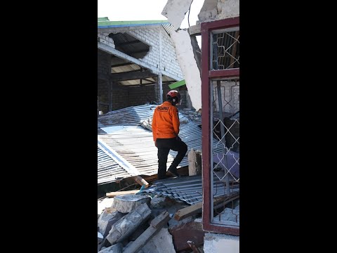 Rescuers search for victims of powerful Indonesia earthquake
