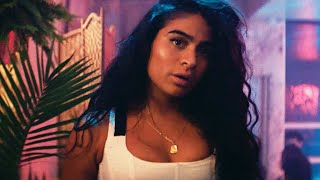 Kadr z teledysku SUGAR AT NIGHT tekst piosenki Jessie Reyez