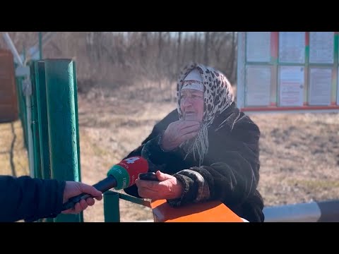 "Нет сил больше это терпеть". Пенсионерка из Украины идёт к дочери за миром и спокойствием видео