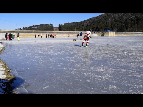 Korčuliari využili zamrznutú priehradu