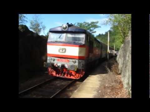 "Zamračená" 749.121 se 4 vozy Bmto odjíždí ze zastávky Petrov u Prahy, 15. 9. 2012