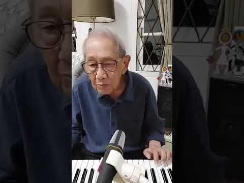 Begawan Hukum JE Sahetapy Bernyanyi