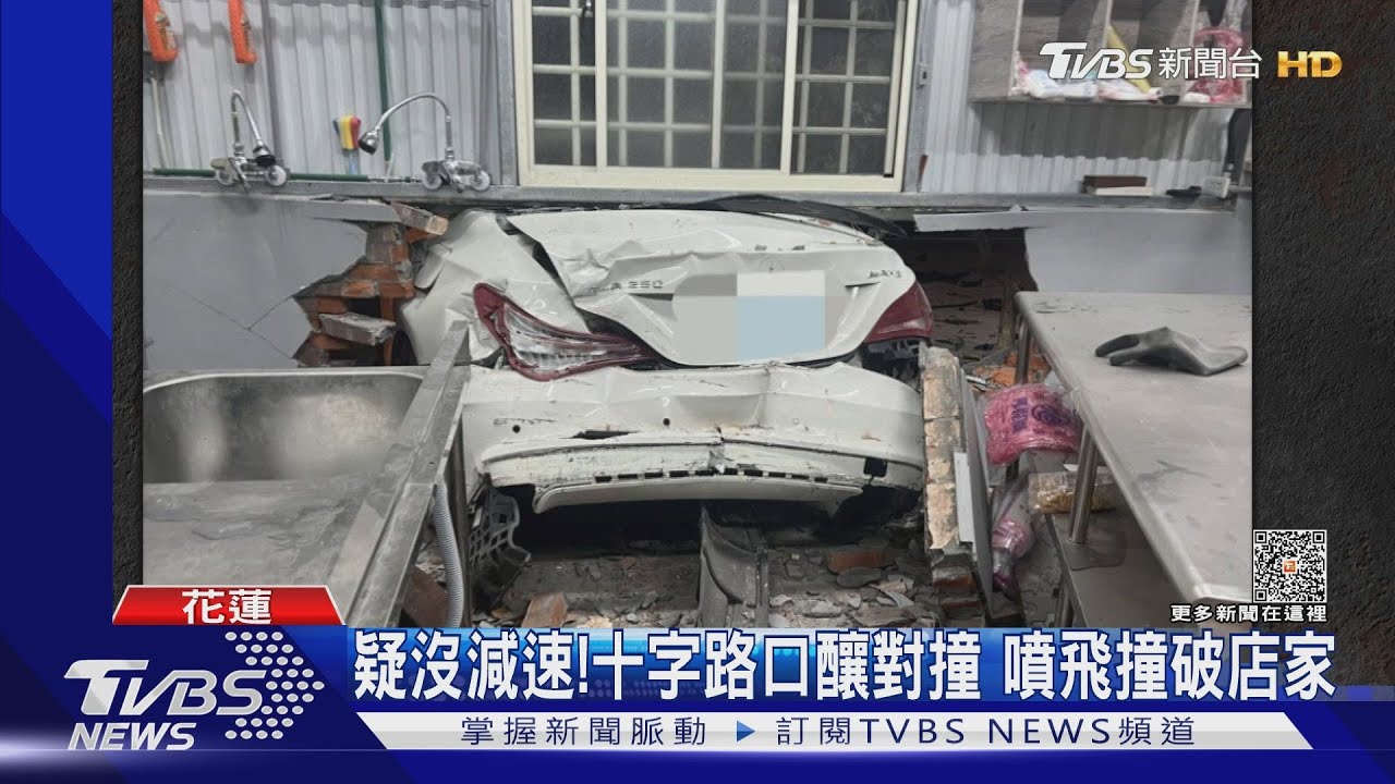疑沒減速十字路口釀對撞　噴飛撞破店家