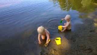 preview picture of video 'Kaksoset uimarannalla - Karkulahti'