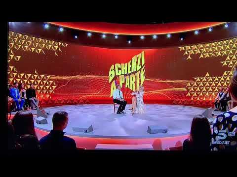 Amanda Lear asfalta Paolo Bonolis in diretta!