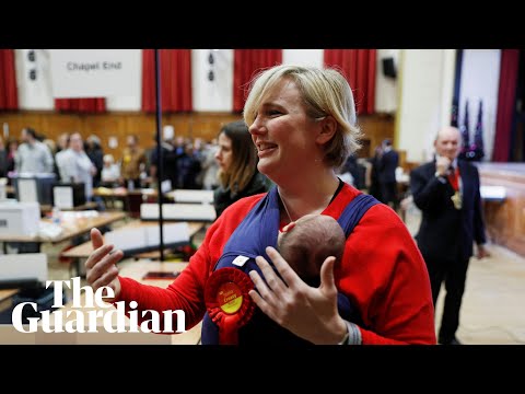 ステラ・クリーシー、スリングに入れた赤ちゃんを連れて労働党議員に再選 (Stella Creasy re-elected as Labour MP with baby in sling)