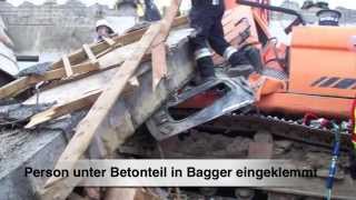 preview picture of video 'Baggerfahrer unter Betonplatte im Bagger eingeklemmt · Betonteil fällt - Feuerwehr Feuerwehreinsatz'