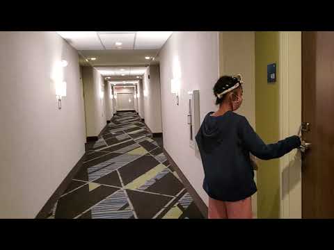 Holiday Inn Express and Suites// Stay smart, rest, and recharge/I love the colors of this hotel