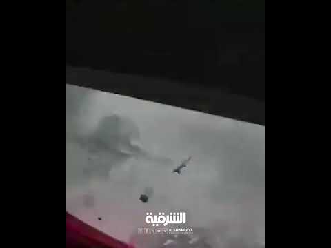 شاهد بالفيديو.. صخور عملاقة تسحق عدداً من الشاحنات فوق طريق جبلية في بيرو بعد انهيار مفاجئ#الشرقية_نيوز