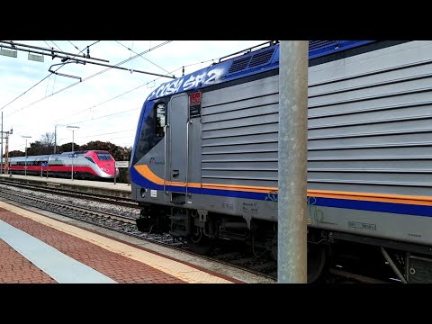 HD - Spettacolare incrocio tra Frecciarossa (con saluto Pdm) e treno Regionale fermo per precedenza