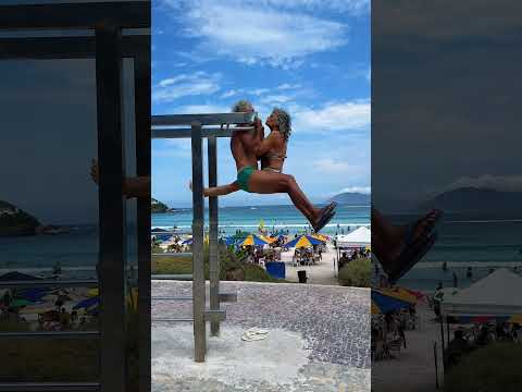 Cabo Frio: Casal 70+ desafia idade com calistenia na Praia do Forte.