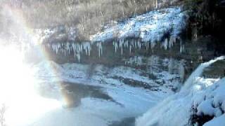 preview picture of video 'Winter Time Middle Falls @ Letchworth State Park'