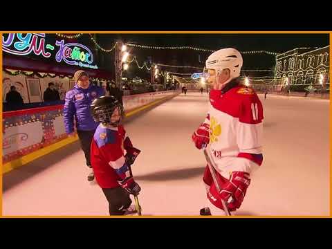 普京與年輕球迷一起參加冰球訓練 (Putin joins young fan for ice hockey training)