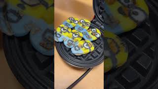 waffle🧇minion🤤🤤🤤🍌ワッフルメーカーでミニオン焼いたら雄叫びが聞こえた🍌🔥🔥
