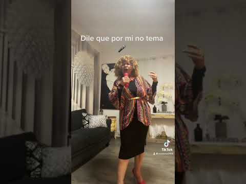 Imitando a Celia Cruz