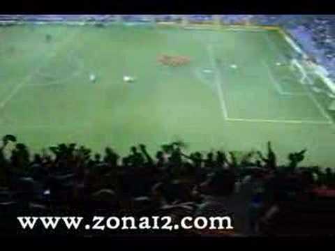 "Sueñen morados" Barra: La 12 &bull; Club: Alajuelense