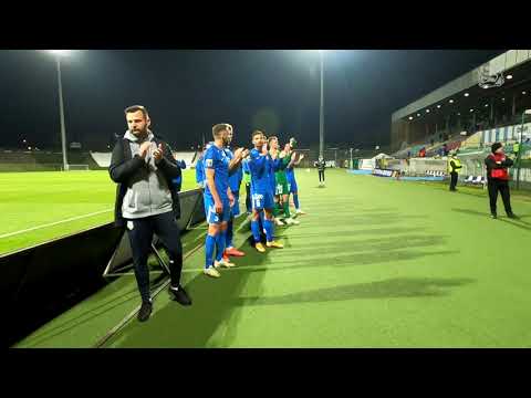 Radość kibiców oraz piłkarzy Stomilu po zwycięstwie nad Sandecją Nowy Sącz (29.09.2021 r.)