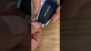 איך להחליף בטריה ישנה בשלט של רכב ג׳ילי גיאומטרי. How to replace an old battery in a Geely key