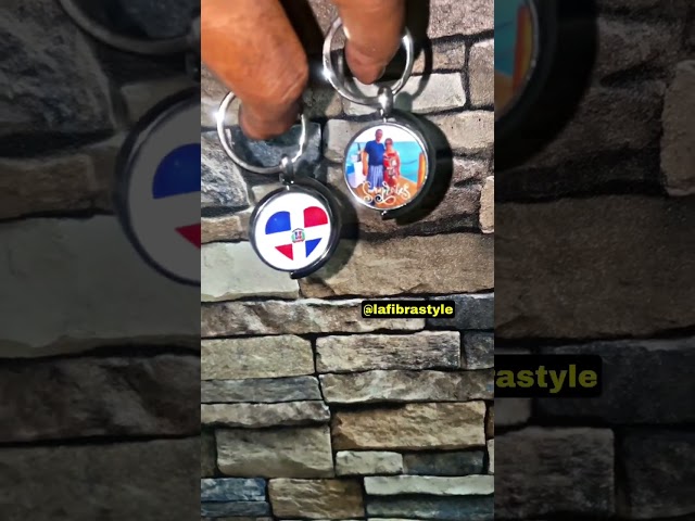 Vídeo relacionado con ACIELANNA 2 Piezas Llaveros de Dinosaurio de Metal, Llaveros Originales, Regalos de Adorno de Mochila para Hombres y Mujeres, Navidad, San Valentín, Cumpleaños y Aniversarios