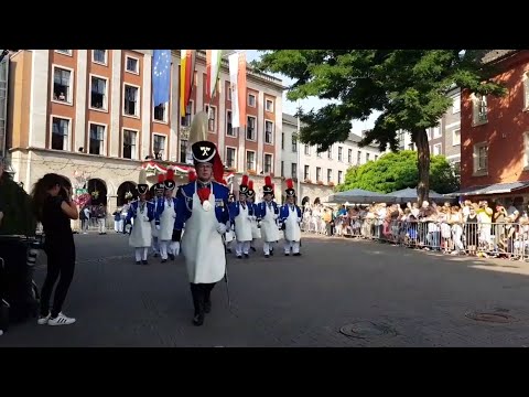 Neusser Schützenfest 2019 - Aufmarsch des Schützenregiments auf dem Markt am 25. August 2019