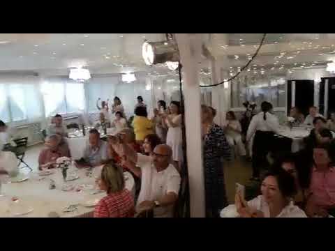 Мэр Якутска спела в ресторане