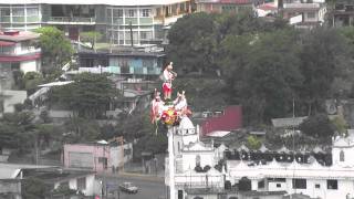 preview picture of video 'Papantla flyers - Voladores de Papantla vistos desde el Mirador del Volador  [HD]'