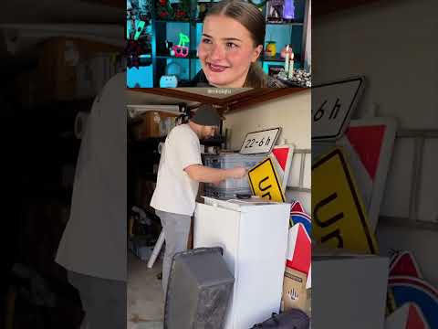 Video Thumbnail: Fundbüro Stadt vs Dorf #shorts #lidiro #schule #memes