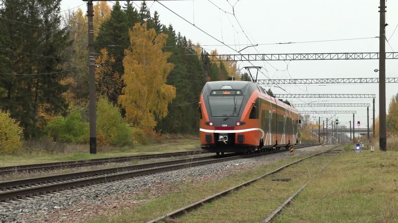 Штадлерскиe электропоездa 1324 и 1311 на ст. Рийзипере / Stadler EMU 1327 at Riisipere station