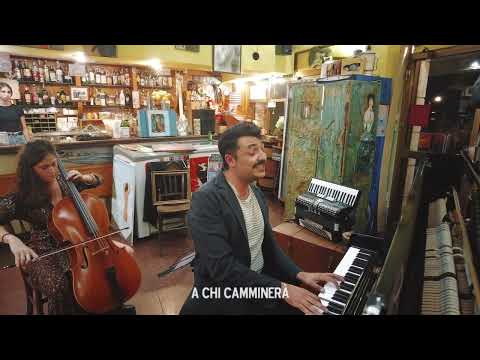 NELLE TUE SCARPE in un bar