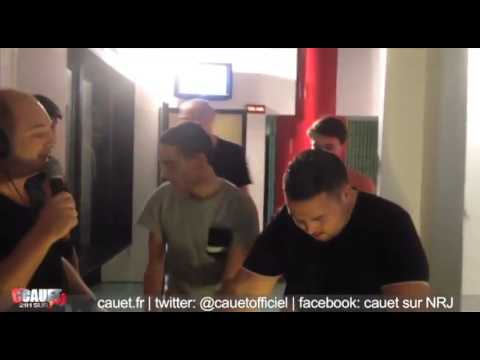 Jeff mesure pour voir qui a la plus petite de l'équipe [Cauet-NRJ]