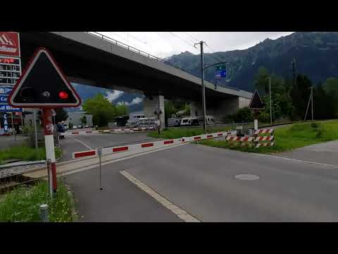 BOB Pendelzug beim Bahnübergang nähe Bahnhof Interlaken Ost BE