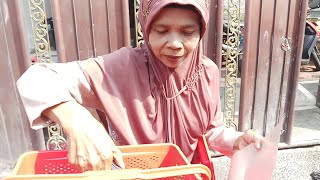 Download lagu PENJUAL KUE KELILING DENGAN SEPEDA - IBU TURNISAH - INDONESIAN STREET FOOD mp3