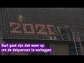 Het is nieuwjaar dus Bart (70) gaat weer het dak op