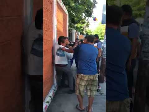 VIOLENCIA MACHISTA | Padres someten a sujeto que agredió a su expareja en Chilpancingo