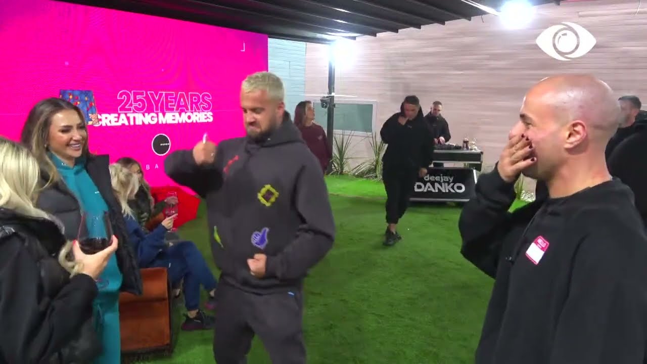 Banorët shijojnë muzikën/ Kristi përqafon Kejsin