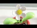 Solární kytička, bílý květináč