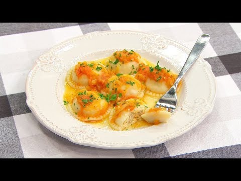 Sorrentinos de pollo con salsa de puerros y tomate