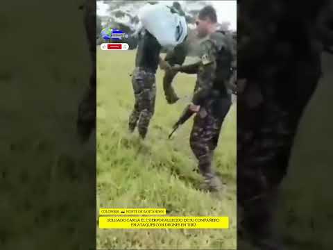 🚨 Soldado carga el cuerpo de su compañero fallec¡do en ataques con drones en Tibú