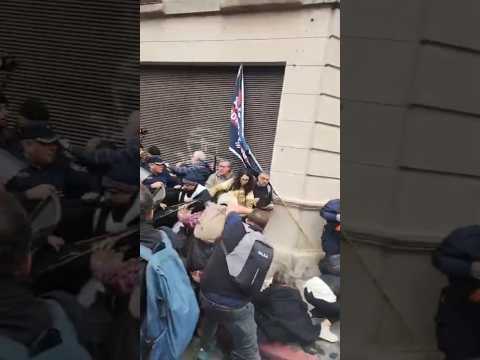 La represión policial  a los Docentes de Córdoba Argentina Reclamos salariales #noticias #jubilados