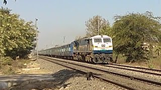 preview picture of video '11062 DBG LTT PAWAN Express Late Approaching jabalpur With WDP4D'