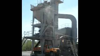 preview picture of video 'mixing and loading asphalt in Grottoes, VA'